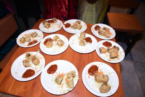 Hotel Uk Inn Rooms Cafe &veg Restaurant
