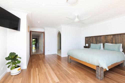 Huge Lake Front Property Near Blueys Beach
