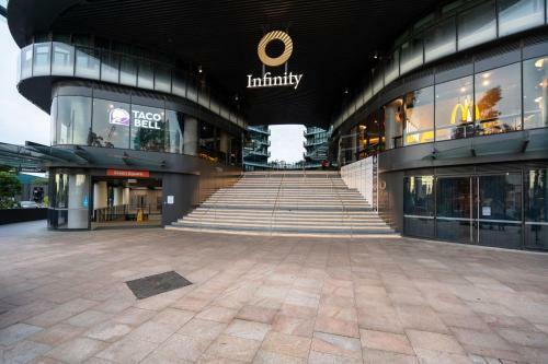 Contemporary 2-bed Apartment Minutes To City