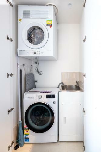 Contemporary 2-bed Apartment Minutes To City
