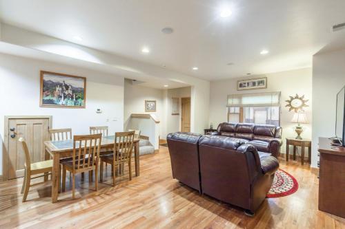 Elkhorn Townhome 1911