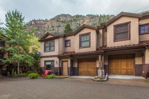 Elkhorn Townhome 1911