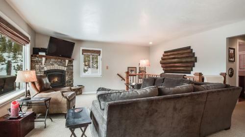 303 Elkdale, Cr 859