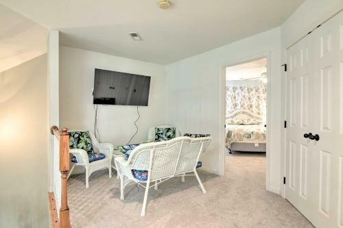 Renovated Ocean View Retreat About 4 Mi To Beach!