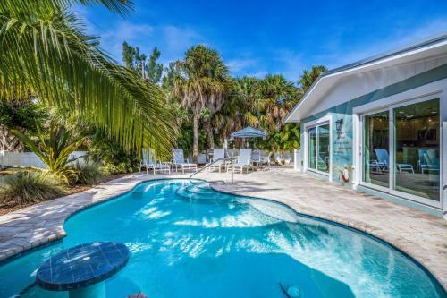 Toes In The Water - 110 Palm Ave