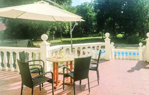Herrenhaus Mit Pool