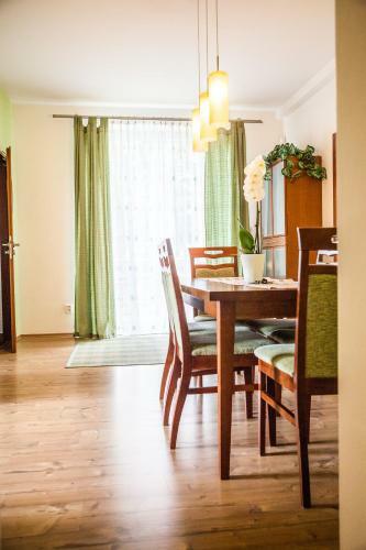 Apartm�ny U ?erven�ho Stromu