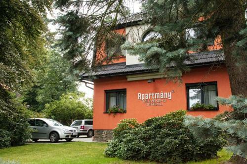 Apartm�ny U ?erven�ho Stromu