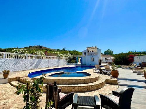 3 Bed Apartment In Luxury Country House With Pool