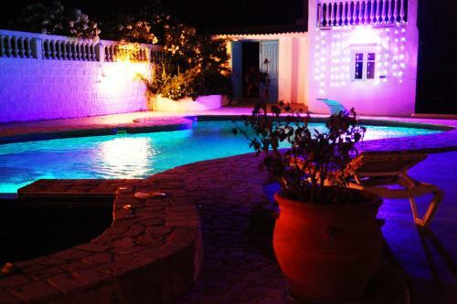 3 Bed Apartment In Luxury Country House With Pool