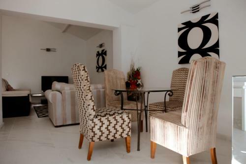 3 Bed Apartment In Luxury Country House With Pool