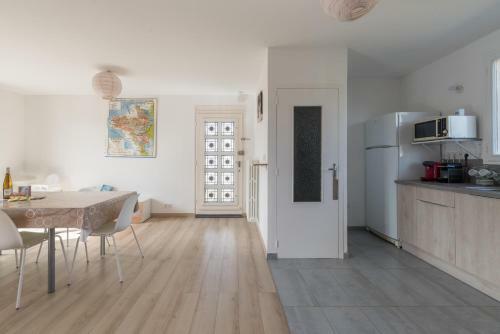 Maison Spacieuse Avec �tage Dans Une Impasse