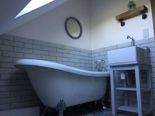 Deer Den Timber Clad Cabin With Hot Tub, Up Private Lane