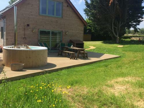 Deer Den Timber Clad Cabin With Hot Tub, Up Private Lane