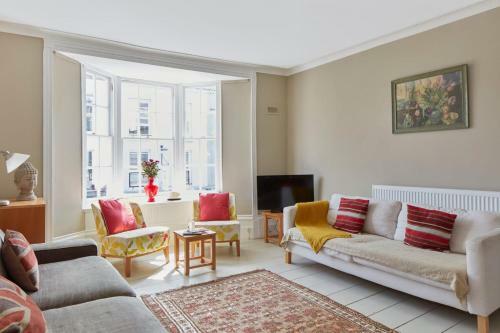 Spacious Seaside Holiday Apartment