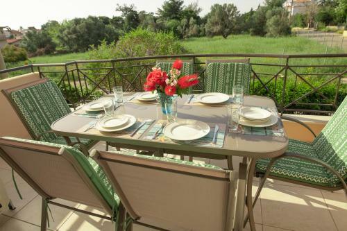 Kima: Relaxing Beach Home Next To Sparkling Waters