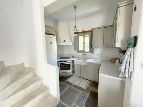 Cozy & Simple Cycladic House With Sea-view