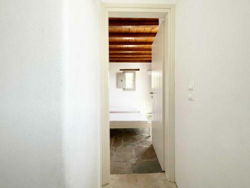 Cozy & Simple Cycladic House With Sea-view