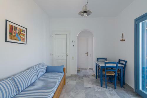 Apartment Overlooking The Sea In Paros
