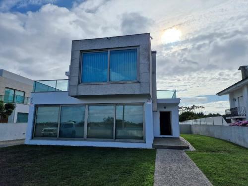 Villa Family House With Pool And Beautiful River View