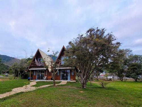 Chal� Amplo E Confort�vel Em Meio A Natureza