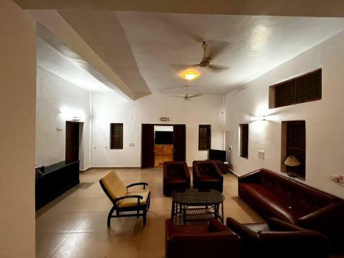 Castle House- 3 Bedroom Villa With Pool Near Beach