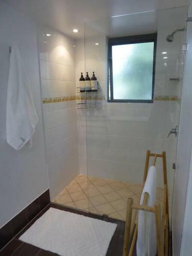 Spacious 3 Bedroom Resort Style Apartment With A/c