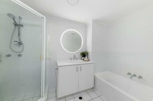 Unit 2 21 Park Cres Modern Stylish Apartment