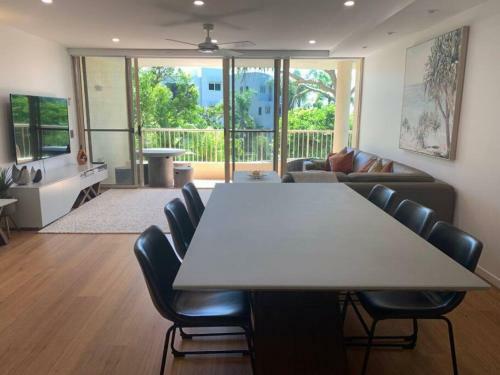 Henderson 1 5 Modern Apartment Close To Sunshine Beach