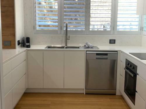 Henderson 1 5 Modern Apartment Close To Sunshine Beach