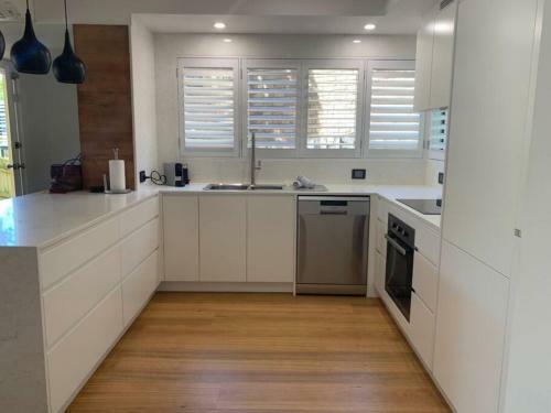 Henderson 1 5 Modern Apartment Close To Sunshine Beach