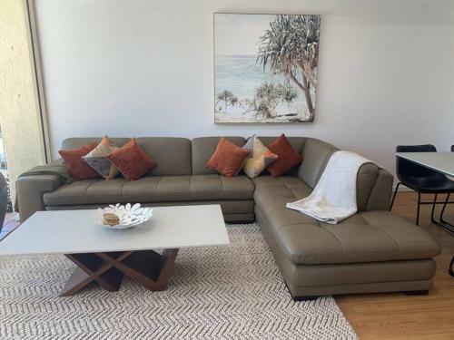 Henderson 1 5 Modern Apartment Close To Sunshine Beach