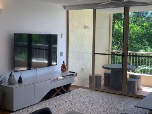 Henderson 1 5 Modern Apartment Close To Sunshine Beach