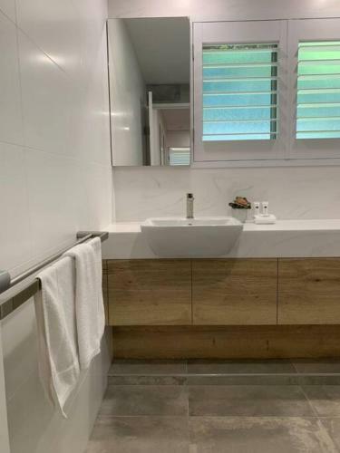 Henderson 1 5 Modern Apartment Close To Sunshine Beach