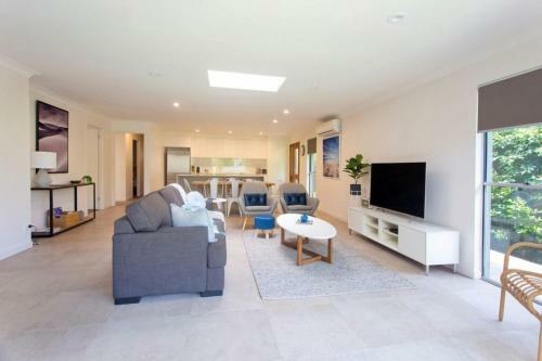 Depper St Charming Beach Side Home In Lovely Location