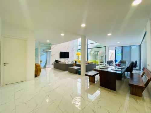 Yizen Vip Luxury Palm Springs Villa In Pattaya