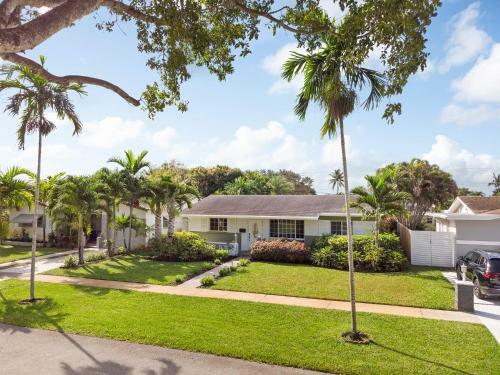 Gorgeous 3 Bdr, Amazing Bbq Area, Pool And More