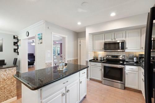 Gorgeous 3 Bdr, Amazing Bbq Area, Pool And More