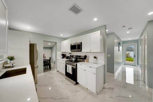 Cheerful 2 Bedroom Lakehouse Home Woffice Space