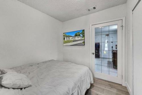 Modern 4 Bed 2 Bath Home Next To The Beach