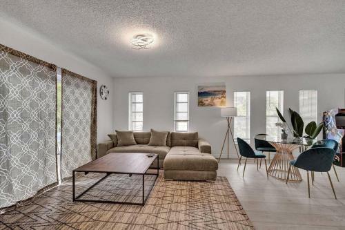 Modern 4 Bed 2 Bath Home Next To The Beach