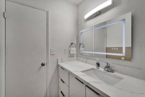 Modern 4 Bed 2 Bath Home Next To The Beach