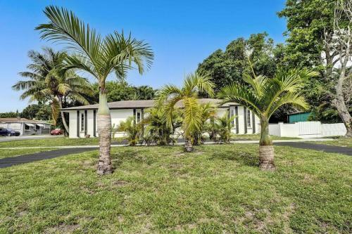 Modern 4 Bed 2 Bath Home Next To The Beach