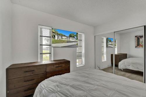 Modern 4 Bed 2 Bath Home Next To The Beach