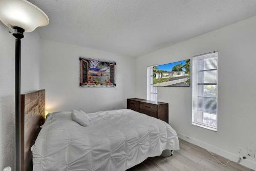 Modern 4 Bed 2 Bath Home Next To The Beach