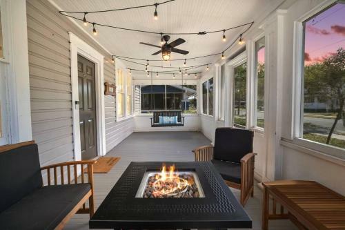 Walk To Downtown Eustis~cozy Porch~fire Pit~bbq~bungalow