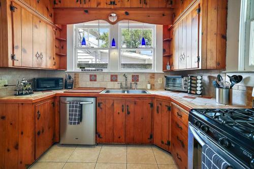 Walk To Downtown Eustis~cozy Porch~fire Pit~bbq~bungalow