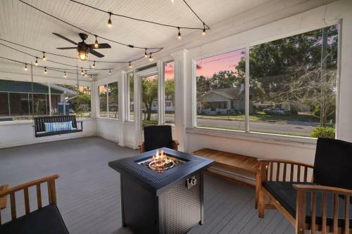 Walk To Downtown Eustis~cozy Porch~fire Pit~bbq~bungalow