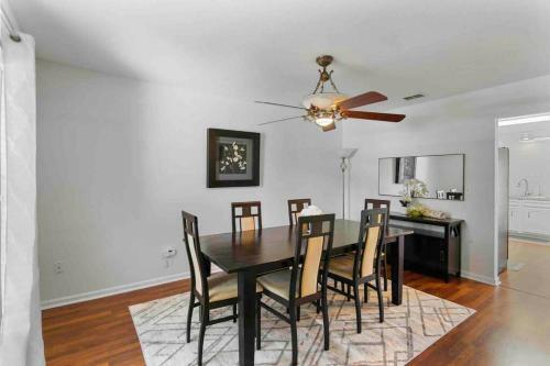 Cheerful 5 Bedroom With Private Office Space!