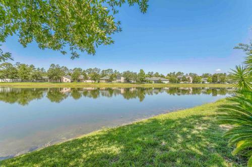 Cheerful 5 Bedroom With Private Office Space!